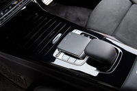 センターコンソールには、インフォテインメントシステムを操作するタッチパネルを装備。その周辺には各コマンドに短縮アクセスするためのボタンも並ぶ。