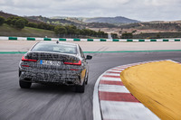 4WDシステム「xDrive」は、トルクを極力リア寄りに配分する制御とすることで、FR車と同等のスポーティーな走りを実現するとうたわれている。