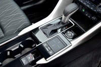 シフトセレクターの右横には、スマートフォン連携ディスプレイオーディオを直感的に操作できるタッチパッドコントローラーが配置されている。