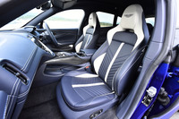 「DBX707」にはショルダーサポート付きのスポーツシートが標準装備される。表皮は標準仕様の「Accelerate」とオプションの「Inspire–Comfort」「Inspire Sport」（写真）の3種類から選択できる。