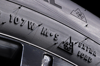 サイドウォールに刻まれた「M＋S」と「スリーピークマウンテン・スノーフレーク」のマーク。チェーン規制でなければ、冬用タイヤ規制が敷かれた高速道路をスタッドレスタイヤと同じように通行可能だ。