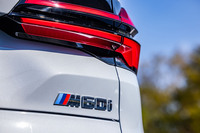 今回試乗した「X5 M60i xDrive」は、BMW M社が開発を手がけたという「Mパフォーマンスモデル」で、従来型「M50i」の後継に位置づけられる。マイルドハイブリッド機構の搭載により車名の数字が50から60へと10増えた。車両本体価格は1520万円。