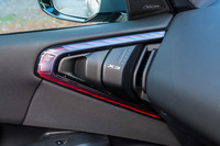 フロントドアの前端には「マルチファンクショナルコントロールエレメント」と呼ばれるエリアが備わっている。エアアウトレットとその電動調整スイッチ、そしてドアオープナーをアンビエントライトが取り囲んでいる。