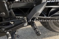 ローレット加工を施したステップ。ロゴ入りのペダルやプレートなど、周囲のパーツもデザインが凝っている。