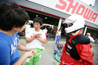 チームでマシンの状態を話し合っているところ。こういう時だけ真剣な表情に。