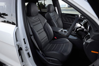 本革製のAMGスポーツシート。ヘッドレストには、AMGのエンブレムがエンボス加工で施されている。