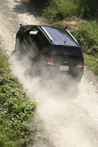 急坂を一気にかけあがる、「エスケープXLT」。2008年2月のマイナーチェンジでフロント＆リアまわりのデザインが変更された。