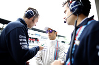 フェラーリ在籍中の2008年ブラジルGP以来となる、自身通算16回目のポールポジションを獲得したフェリッペ・マッサ（中央）。ウィリアムズ移籍は“都落ち”の感が否めなかったから、このポールには感慨ひとしおといったところか。しかしレースではスタート後にトップを守るもピットストップで後退、チームメイトのボッタスにも抜かれ4位でフィニッシュ。（Photo=Williams）
    