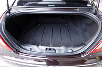 荷室は、520リッターの容量を確保。トランクリッドは電動開閉式となる。