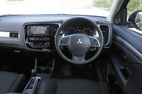 用意されるインテリアカラーはブラックのみ。インパネとドアトリムのオーナメントパネルはシルバーだが、「24G」を除く全グレードに、オプションで木目調も用意される。