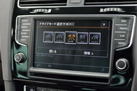 ドライビングプロファイル機能には「コンフォート」「ノーマル」「レース」「エコ」「カスタム」の5モードが用意される。「レース」は「ゴルフR」専用のモード。