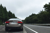 「25tプレステージ」の車重は1720kg。前軸重は870kgで後軸重は850kg（車検証値）。つまり前後の重量配分は50.6：49.4。