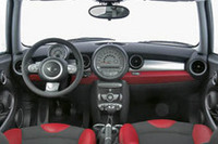 「MINI」2代目、日本では2007年2月に発売の画像