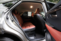 後席には電動リクライニングと電動格納機能が備わっている。