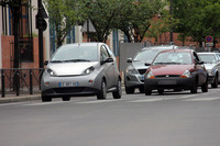 「オトリブ」は在住者向けに1年契約もある。1年間の基本料金は144ユーロ（約1万4000円）で、1カ月あたり12ユーロ（約1200円）。利用する毎にはじめの30分が5ユーロ＋以後1分ごとに0.17ユーロと、1日契約より割安。