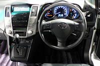 エンジン始動は、ハリアーはプッシュボタン式。クルーガーではキーをひねる方式が用いられる。