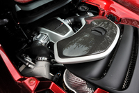 ミドに搭載される3.8リッターV8は、2つのターボで過給され、625psと61.2kgmを発生する。