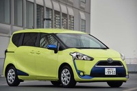 アウトドア用のトレッキングシューズに着想を得たという、新型「シエンタ」のエクステリア。