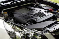 エンジンは、基本的にノーマルと変わらず。左右のサスペンション取り付け部を「フレキシブルタワーバー」（写真奥、銀色のバー）が繋げる。いたずらに剛性を上げるのではなく、路面からの入力を適度に“いなす”のがポイントとのこと。