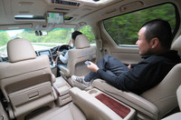 18個のスピーカーからなるサウンドシステム（オプション）をキャプテンシートで……至れり尽くせりの世界。