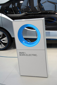 【写真4】BMWの「i」コンセプトカーの横に置かれた「プラグイン充電ステーション」。