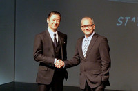 発表会場には、クライスラーの“ブランドアンバサダー”を務める俳優の浅野忠信氏が姿を見せた。右はフィアット クライスラー ジャパンのポンタス・ヘグストロム代表取締役社長。