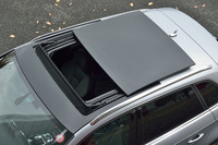 オプションのサンルーフを大きく開け放った様子。写真に見られるアルミのルーフレールもオプション装備のひとつだ。