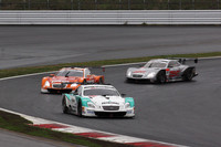 GT500チャンピオンマシンの「LEXUS TEAM PETRONAS TOM'」を先頭に「LEXUS TEAM LeMans ENEOS」「LEXUS TEAM ZENT CERUMO」の3台の「レクサスSC430」がセミウェットコンディションのヘアピンをいく。