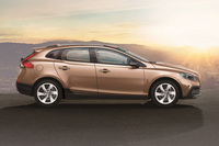 
    「V40クロスカントリー T3」
    2015年7月に「T3」モデルの日本導入が明らかにされた際には、同年9月1日の発売が予告されていたが、その予定は2週間ほど早められることになった。
    