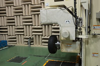 こちらはもう一つの無響室。床下に回転する大型のドラムがあり、走行状態での騒音を測定できる。