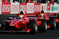 ポールポジションからスタートした松田次生（mobilecast IMPUL）は、予選10位から駆け上がってきたチームメイト、ブノワ・トレルイエ（mobilecast IMPUL）と激しい3位争いを展開。ディフェンディングチャンピオンのトレルイエを抑え切り、表彰台の一角を手にした。