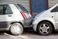 パリ15区にて。「ルノー・シュペールサンク」対初代「メルセデス・ベンツAクラス」。