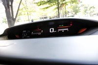 天地方向の厚さが抑えられた、デジタル表示のメーターパネル。ドライバーは、ステアリングホイールのリムより上に眺めることになる。