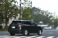 
    同車のハイブリッドシステムは、エンジンと8段ATの間に多板クラッチとモーターを挟んだもの。8段ATのトルコンは、そのまま残されている。
    