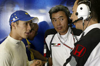 金曜日2回目のセッションでエンジントラブルが起き、貴重な走行時間を失ったばかりか10グリッド降格のペナルティを受けることとなった佐藤琢磨（写真左）。燃料を多く積んでの予選では9番手のタイムを出し、ミナルディの1台がペナルティ対象となったことで決勝は18番グリッドからスタートした。シグナルが変わって一気に14番手へとポジションアップ。その後着々と順位をあげ、ポイント圏内の6位でゴールした。「燃料をたくさん積んだ重いマシンでのバトルはハードでしたが、レースを楽しむことができましたし、6位でレースをフィニッシュできたのは、チーム全員の頑張りのおかげです」（写真＝本田技研工業）