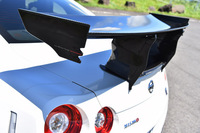 ドライカーボン製の専用リアウイング。高さは2段階に、角度は12段階に調整可能。