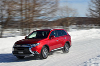 アウトランダー（ガソリン車）の4WDシステムには、フロント左右輪の駆動力や制動力を制御し、走行安定性と旋回性能を高める「アクティブヨーコントロール」がオプションで用意されている。