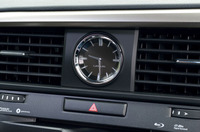 センターコンソールの上部中央には、アナログ式のクロックが置かれる。