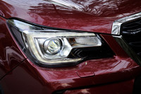 コの字型のLEDポジションランプを内蔵した、新しい意匠のヘッドランプ。