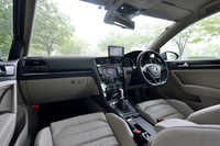 インテリア。ダッシュボードに“生える”カーナビの画面は、2013年中にも、センターコンソールのディスプレイに統合される予定。（シフトレバー横のプッシュスタートボタンは、発売時の日本仕様車には備わらない）
    