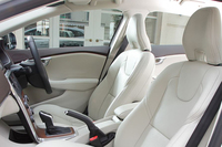 女性目線で仕立てた特別なボルボV40発売の画像