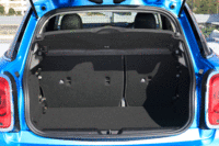 ラゲッジルームの容量は278リッター。オプションで、床面の高さを調整できるフロアボードが用意される。