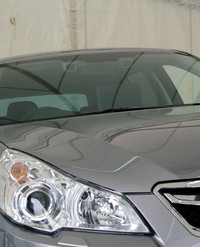 ルームミラーの左右に見えるのがシステムの要となるステレオカメラ。約35cm間隔の双眼を通して、対象物との距離を測る。ボルボ社は同様の安全装備にミリ波レーダーを併用するが、スバルの「アイサイト」はカメラのみ。