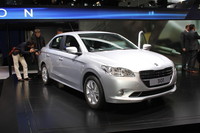 新興国マーケット向けの新型セダン「プジョー301」。