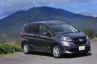 新型「フリード」のボディーカラーは、テスト車の「モダンスティールメタリック」を含む全9色が設定されている。