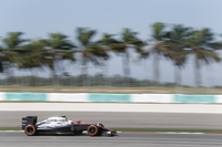 冬のテストでほとんど走れず、ほぼぶっつけ本番の状態でシーズンに突入したマクラーレン・ホンダ。開幕戦11位完走のジェンソン・バトン（写真）は予選17位から猛暑のレースをしぶとく走り、入賞も見えてきたレース中盤にターボトラブルでリタイア。徐々にペースも上げてきており、状況はレースごとに改善されているようだ。（Photo=McLaren）
    