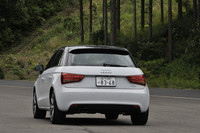 【テスト車のオプション装備】
	オプションカラー（グレイシアホワイトメタリック）＝5万5000円／コントラストルーフ＝8万円／バイキセノンパッケージ＝12万円／レザーパッケージ＝28万円／MMI 3G＋＝26万円／BOSEサラウンドサウンドシステム＝12万円／クルーズコントロール＋APS（フロント／リア）＝15万円／5スポークVデザインアルミホイール（7.5J×17）＋215/40R17タイヤ＝12万円