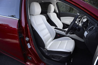 パーフォレーションレザーがおごられる、「アテンザセダンXD Lパッケージ」のシート。前席（写真）には10Wayの電動調節機構が備わる。