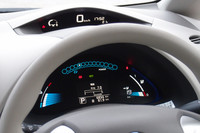 速度を上段に、その他情報を下段に表示する「リーフ」の「ツインデジタルメーター」。バッテリー残量と走行可能距離（写真では19km）は、下段右側に示されている。JC08モードの航続距離は200km。