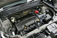 1.5リッター直列4気筒エンジンの「1NZ-FE」。
    